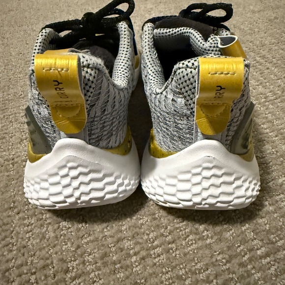 Curry Basketball Shoes - Picture 2 of 3